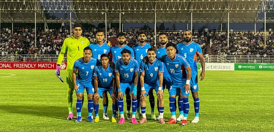 Equipo de fútbol posando en el campo antes del partido