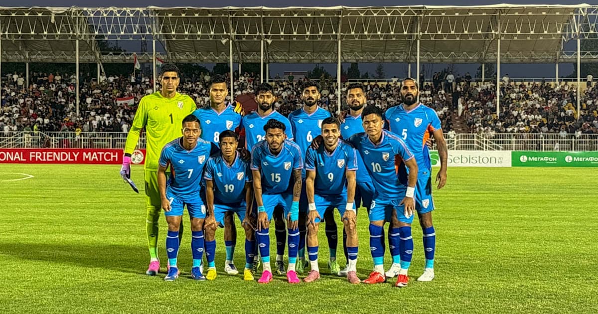 Equipo de fútbol posando en el campo antes del partido
