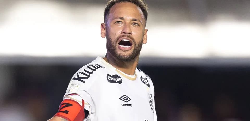 Jugador gesticulando durante un partido de fútbol