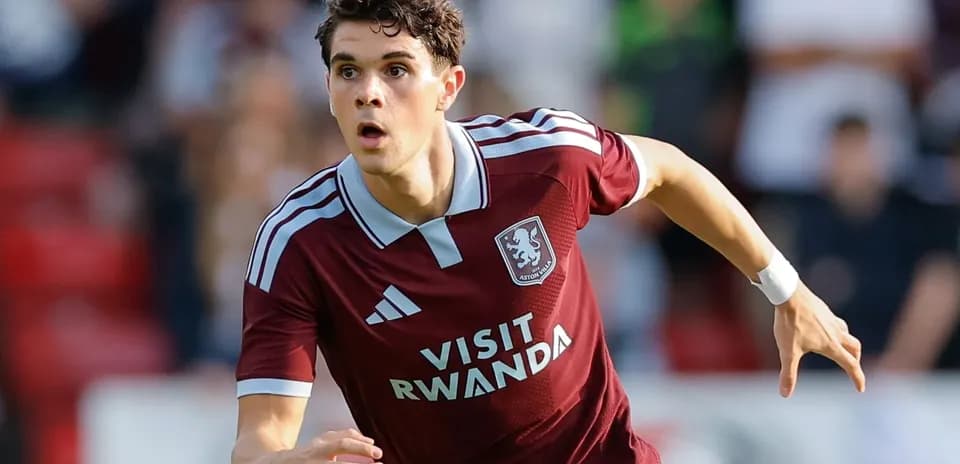 Jugador de Aston Villa corriendo en el campo