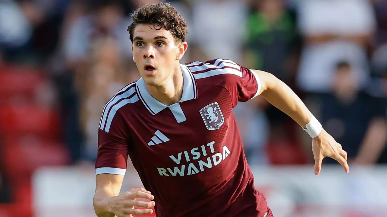 Jugador de Aston Villa corriendo en el campo