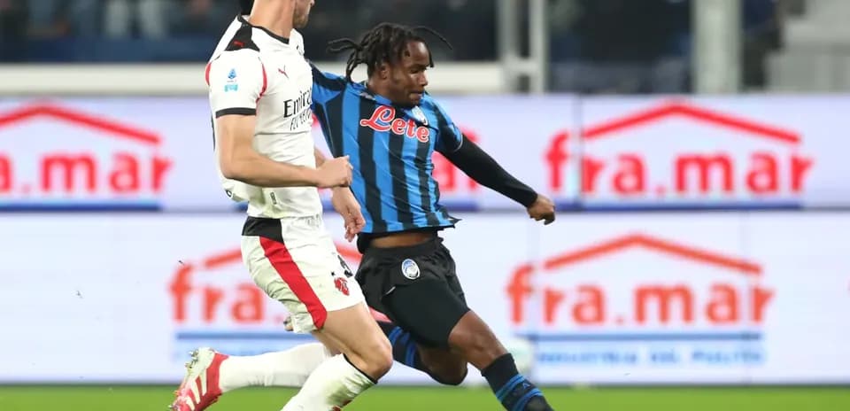 Jugador de Atalanta desafiando a jugador de AC Milan