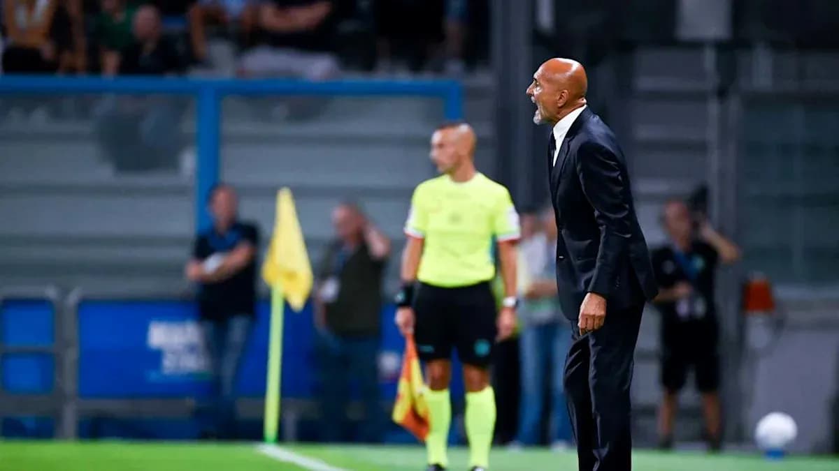 Entrenador dirigiendo a su equipo durante el partido