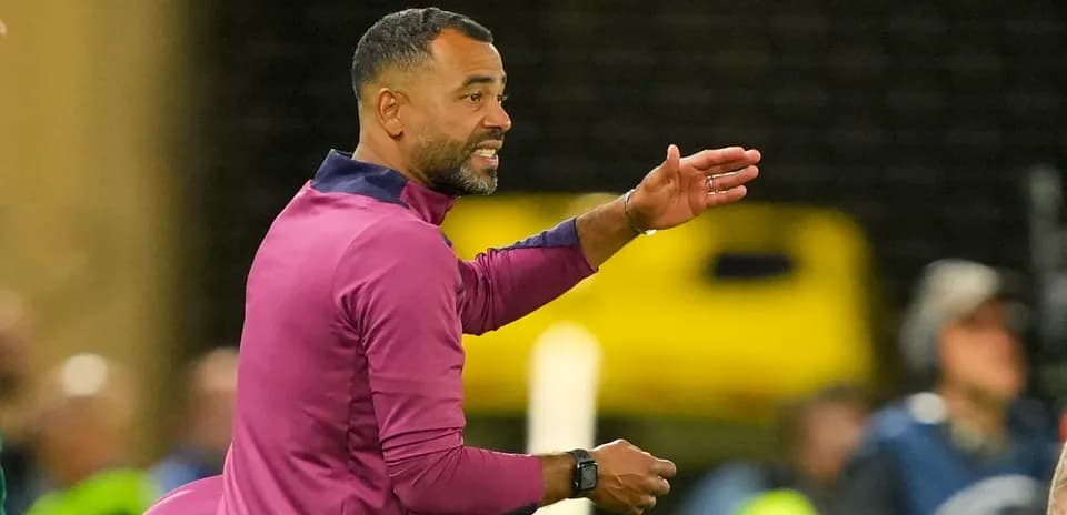 Entrenador dirigiendo a su equipo en el campo