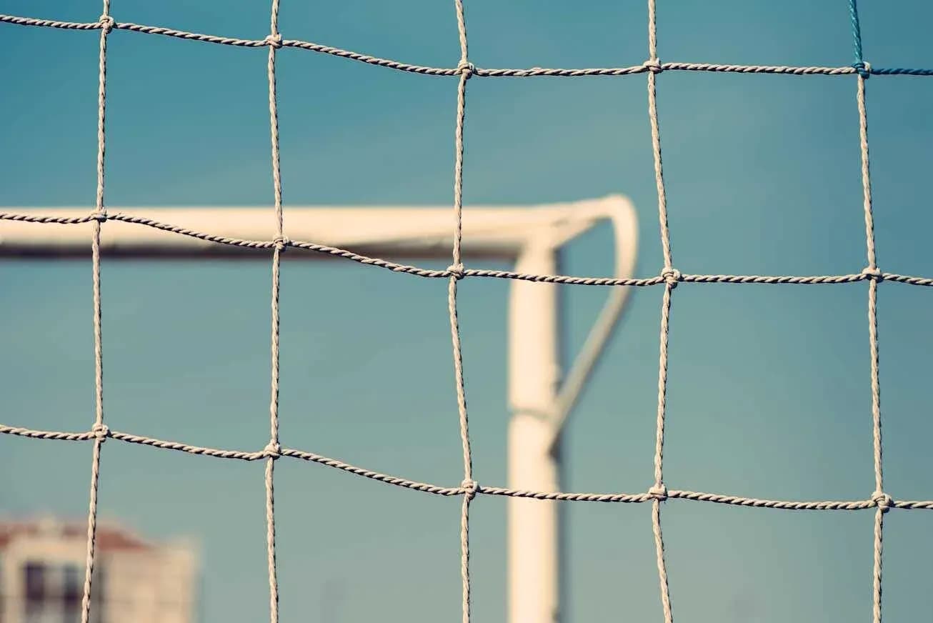 Red de una portería de fútbol en el campo