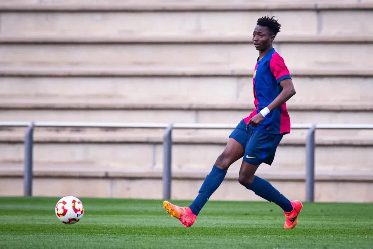 Jugador de fútbol controlando el balón en el campo