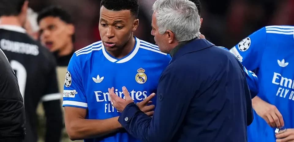 Entrenador hablando con jugador de Real Madrid en partido