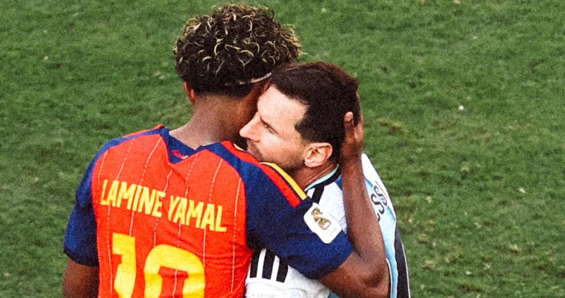 Lamine Yamal y Lionel Messi se abrazan en el campo