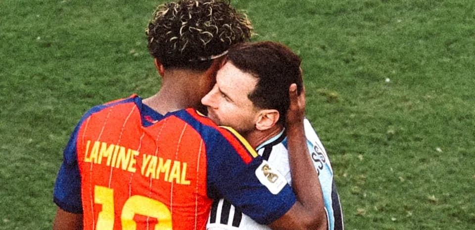 Lamine Yamal y Lionel Messi se abrazan en el campo