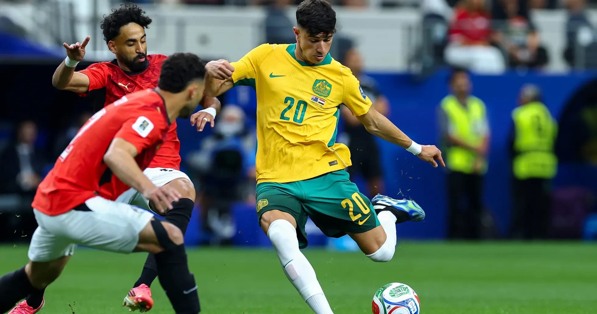 Jugador australiano intentando patear el balón