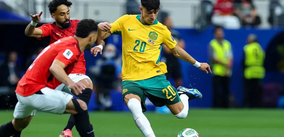 Jugador australiano intentando patear el balón