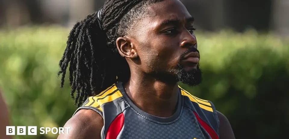 Jugador con camiseta de entrenamiento durante la práctica
