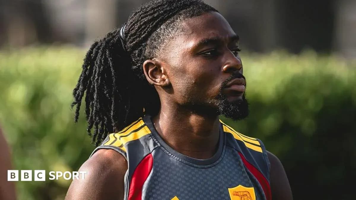 Jugador con camiseta de entrenamiento durante la práctica