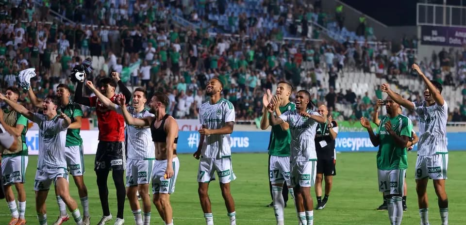 Jugadores de Omonia Nicosia celebrando con la afición