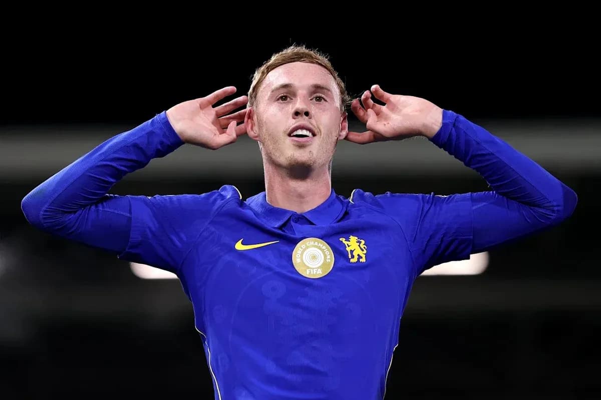 Jugador de Chelsea celebrando un gol en el campo