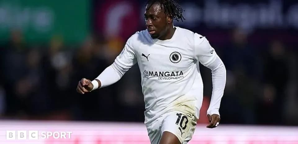 Jugador corriendo con camiseta blanca durante partido
