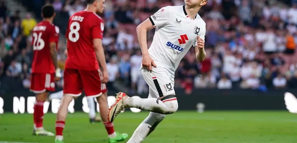 Jugador de MK Dons celebrando un gol durante el partido