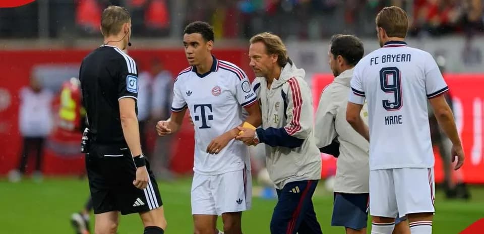Jugadores de Bayern Munich hablando con el árbitro