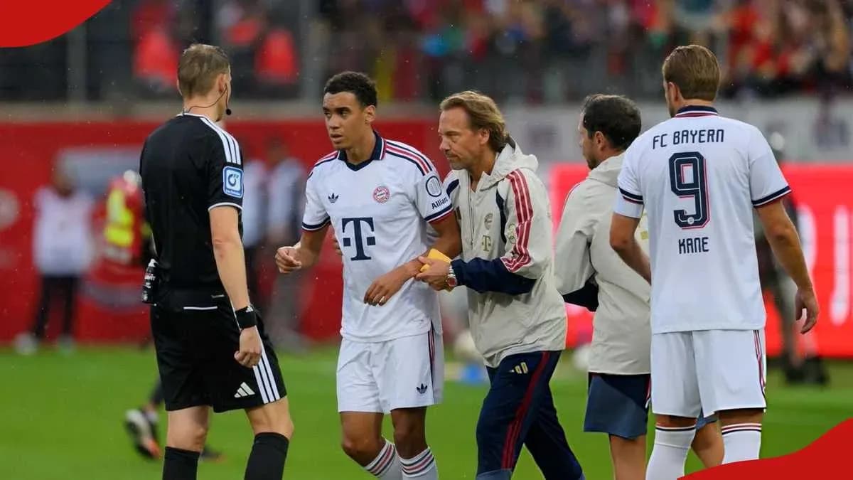Jugadores de Bayern Munich hablando con el árbitro