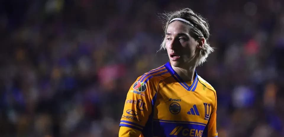 Jugador de Tigres UANL U21 en acción