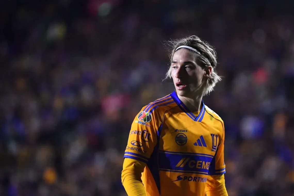 Jugador de Tigres UANL U21 en acción