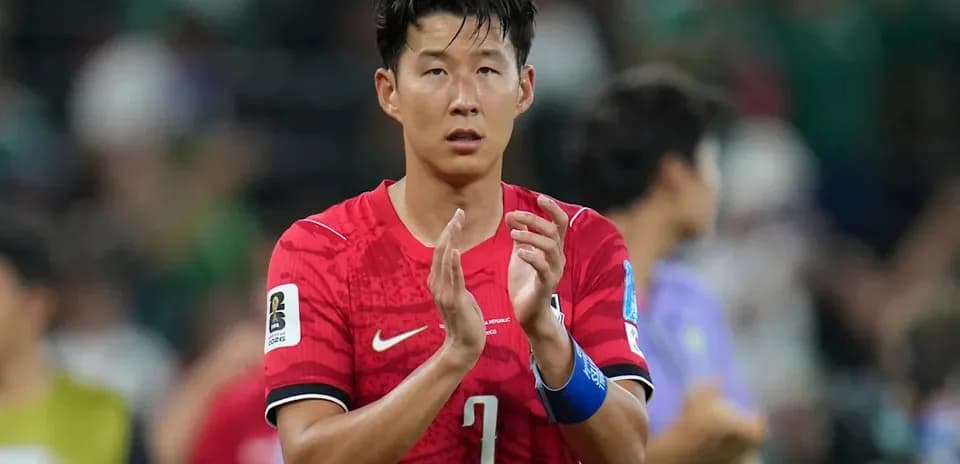 Jugador aplaudiendo en partido de fútbol
