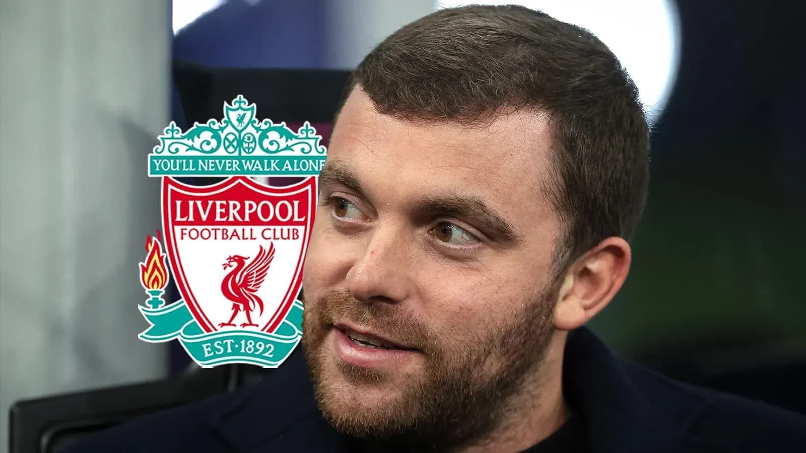 Hombre hablando con logo de Liverpool FC de fondo