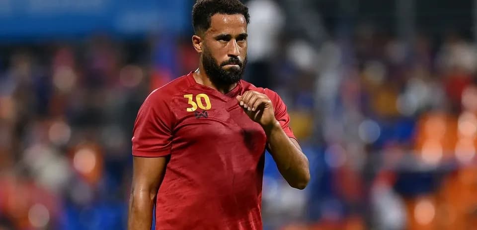 Jugador en camiseta roja durante partido de fútbol