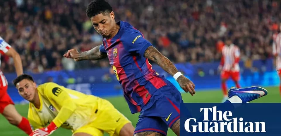 Jugador de Barcelona disparando a puerta ante portero