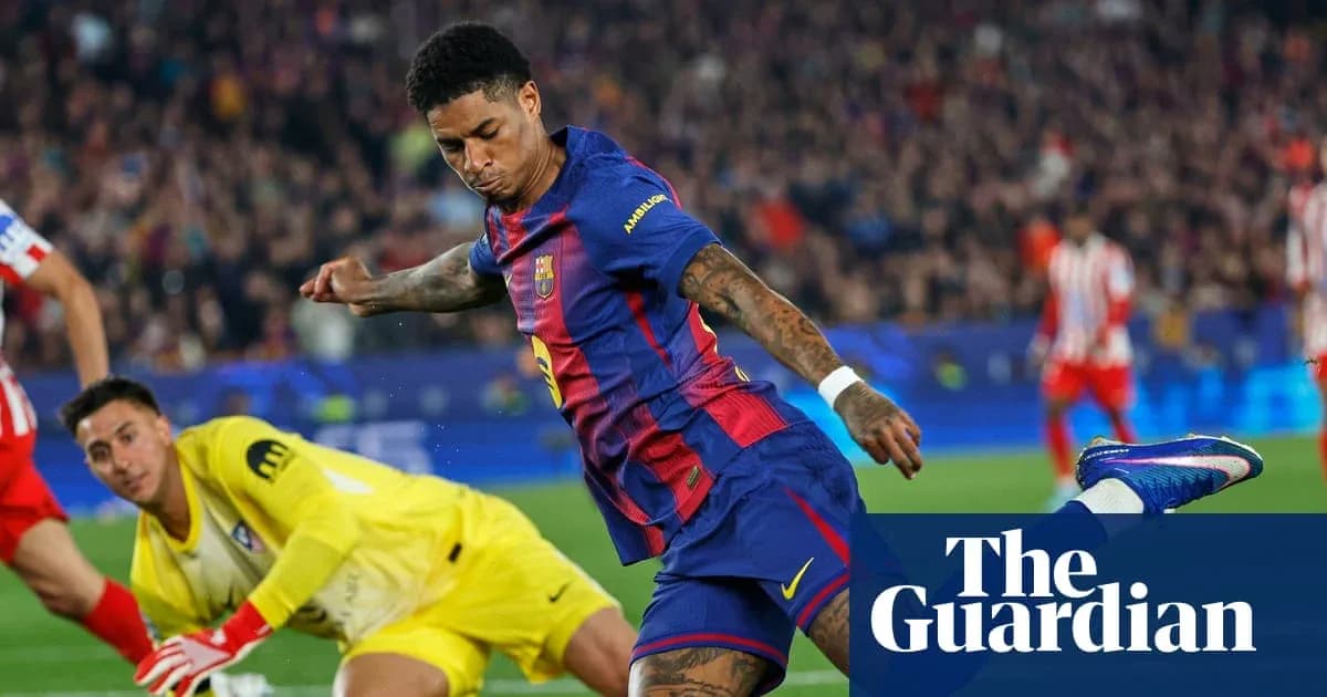 Jugador de Barcelona disparando a puerta ante portero