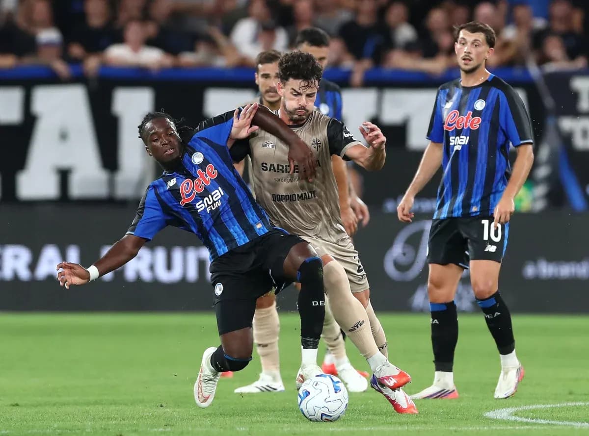 Jugador de Atalanta luchando por el balón