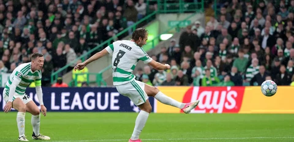 Jugador de Celtic disparando a puerta