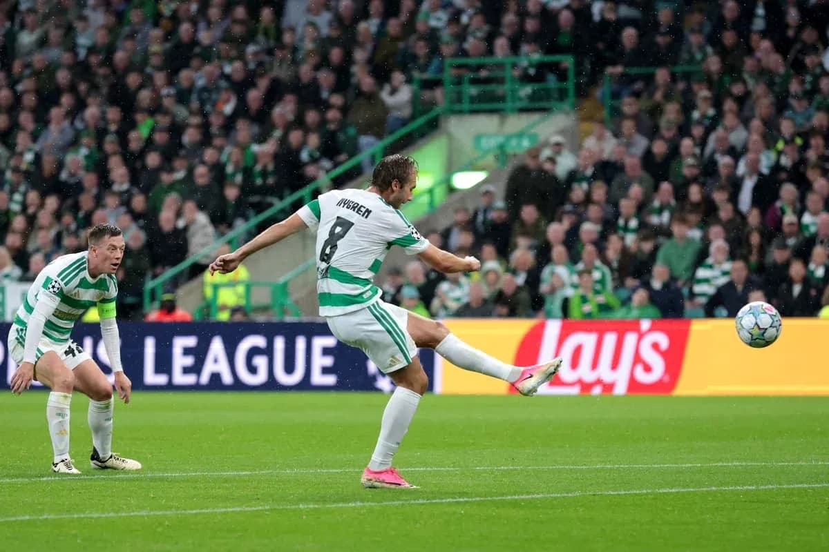 Jugador de Celtic disparando a puerta