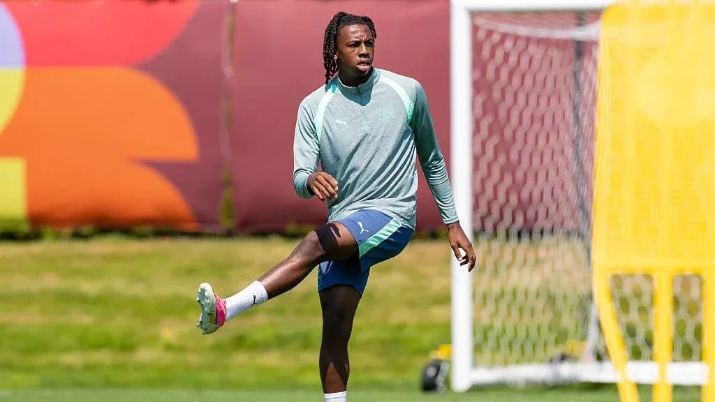 Jugador estirando en sesión de entrenamiento