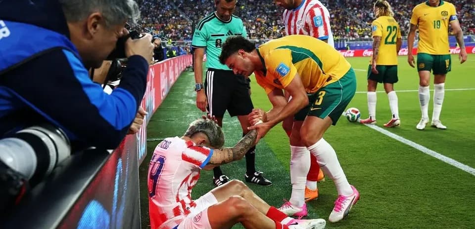 Jugador atendido en la banda durante un partido