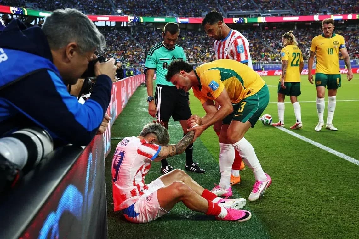 Jugador atendido en la banda durante un partido