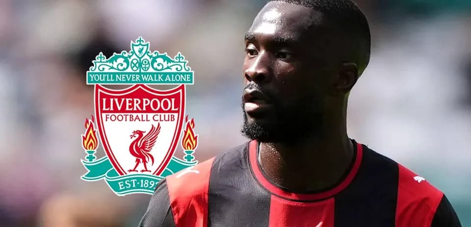 Jugador con camiseta negra y roja, logo de Liverpool