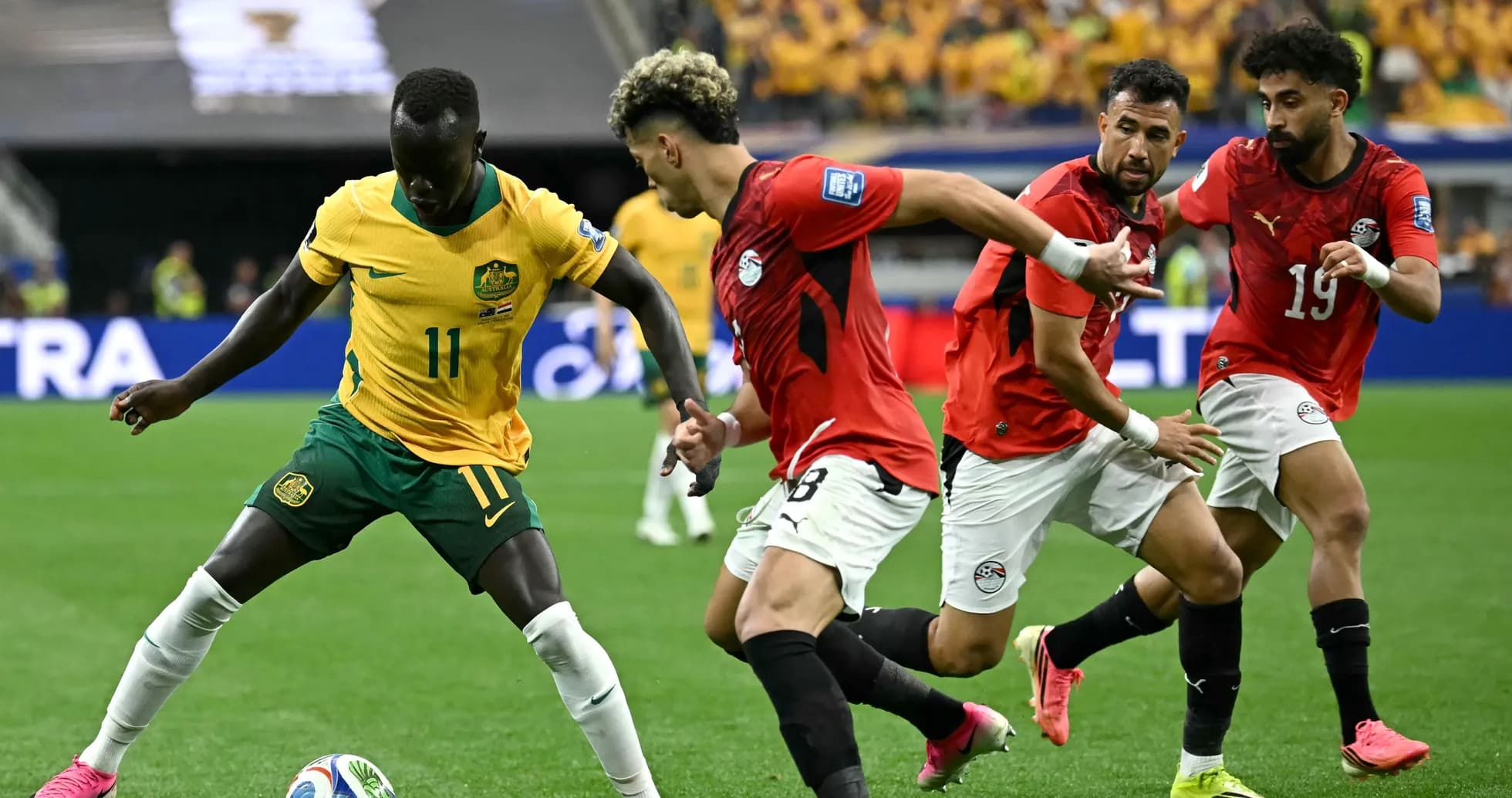 Jugadores de Australia y Egipto compitiendo por el balón