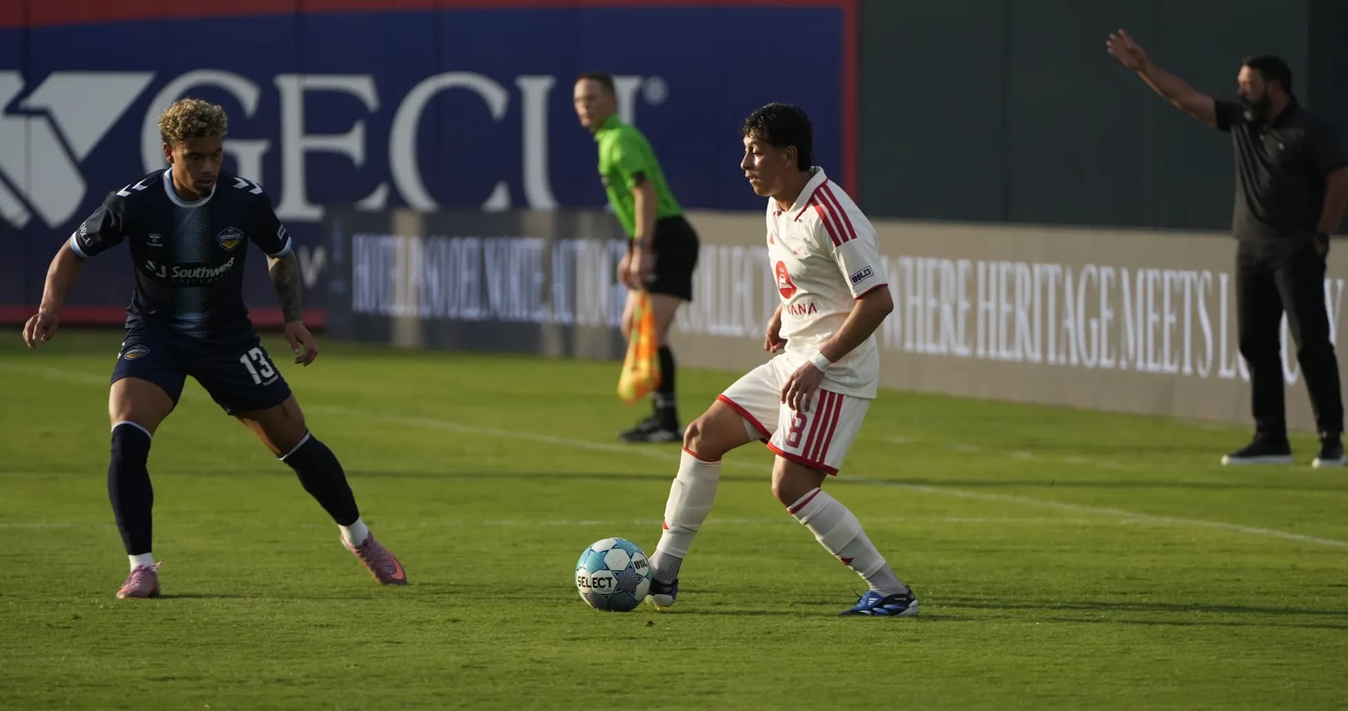 Jugador del El Paso Locomotive controla el balón