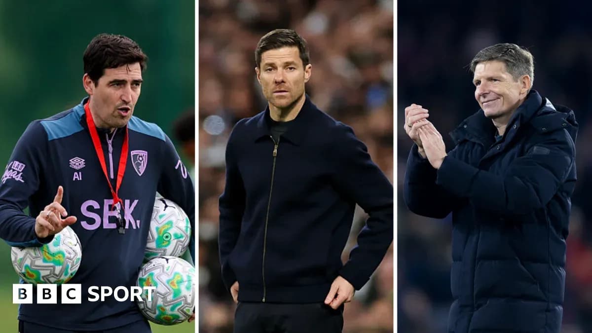 Entrenadores de fútbol en diferentes escenarios deportivos