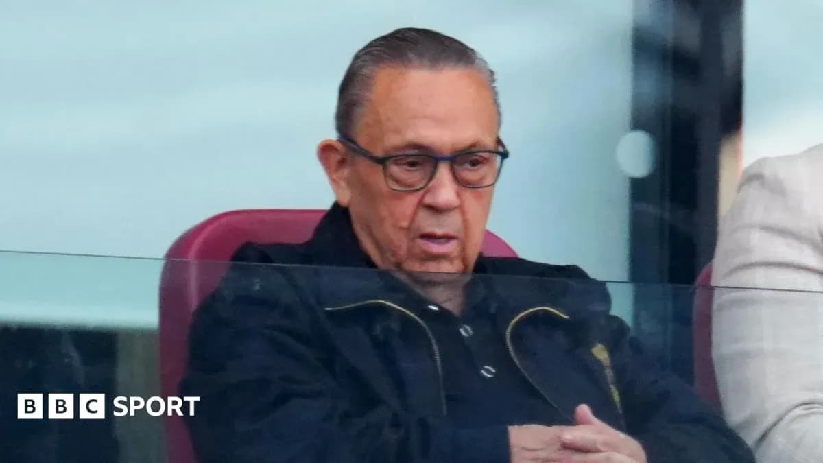 Hombre observando el partido desde un palco