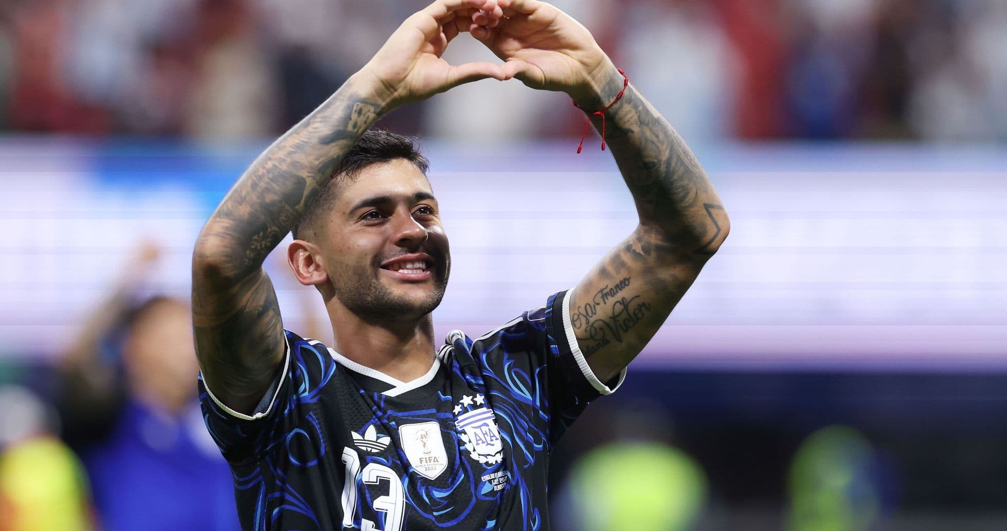 Jugador de Argentina celebrando con gesto de corazón