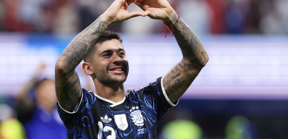 Jugador de Argentina celebrando con gesto de corazón