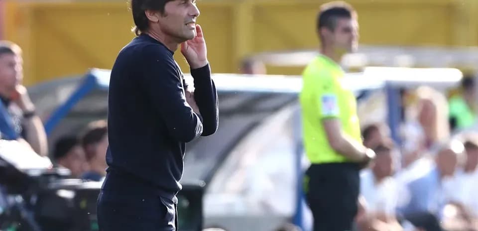 Entrenador observando el partido desde la línea lateral