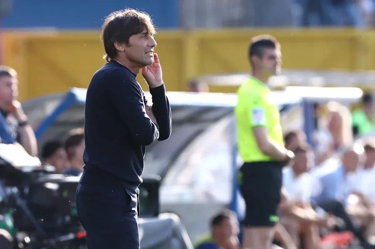 Entrenador observando el partido desde la línea lateral