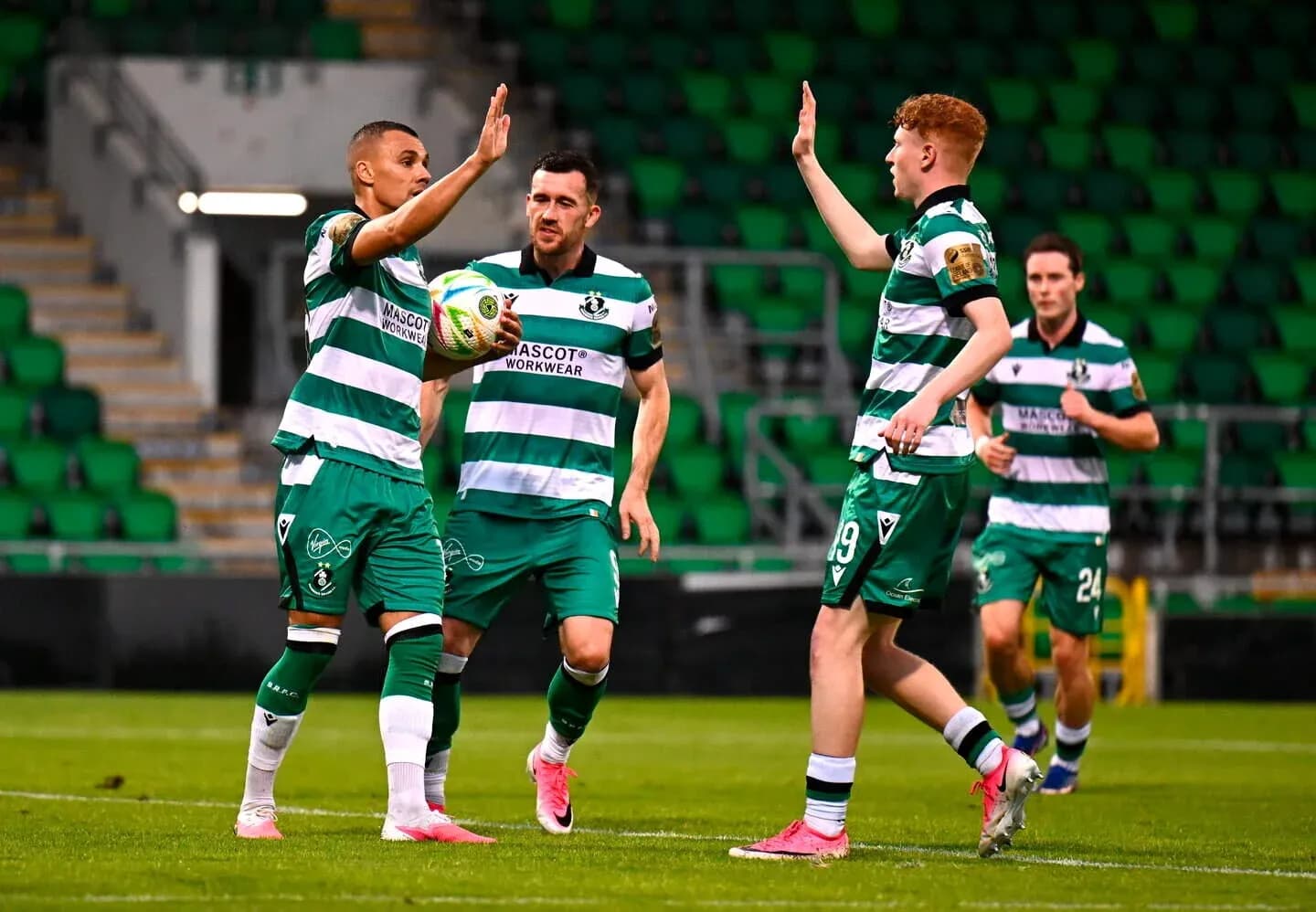 Jugadores de Shamrock Rovers celebrando un gol
