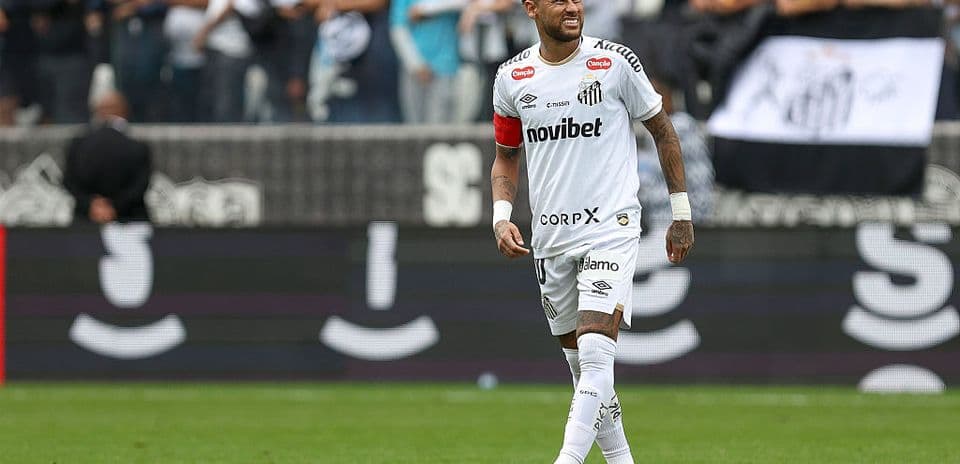 Neymar jugando para Santos en el estadio
