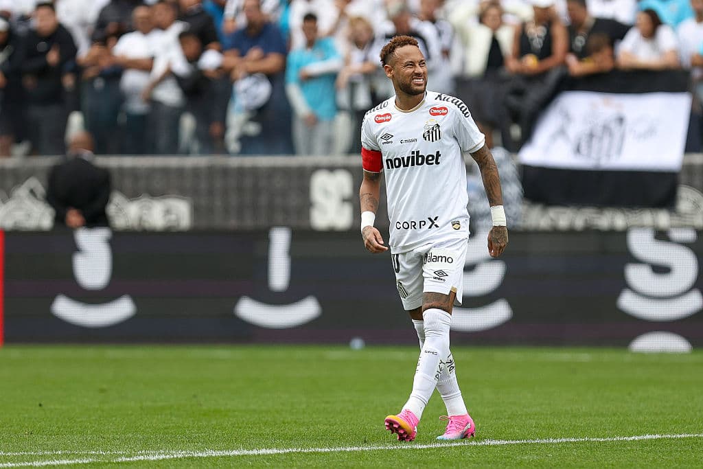 Neymar jugando para Santos en el estadio