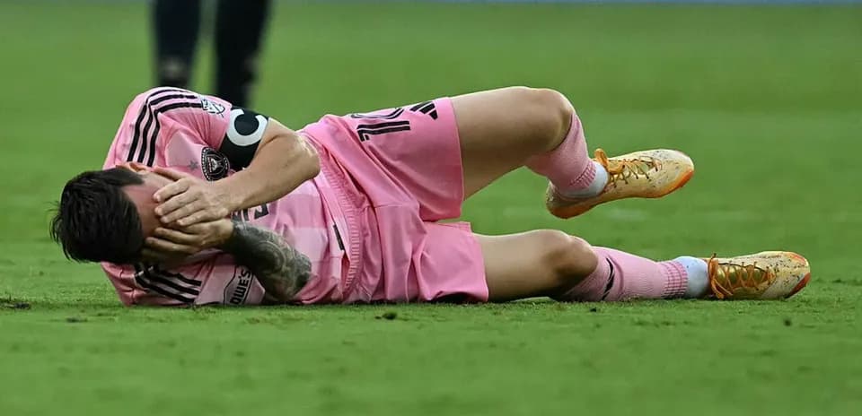 Jugador caído en el campo durante el partido