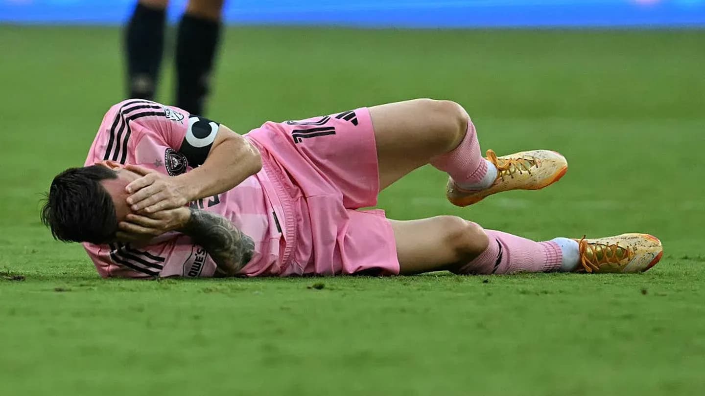Jugador caído en el campo durante el partido
